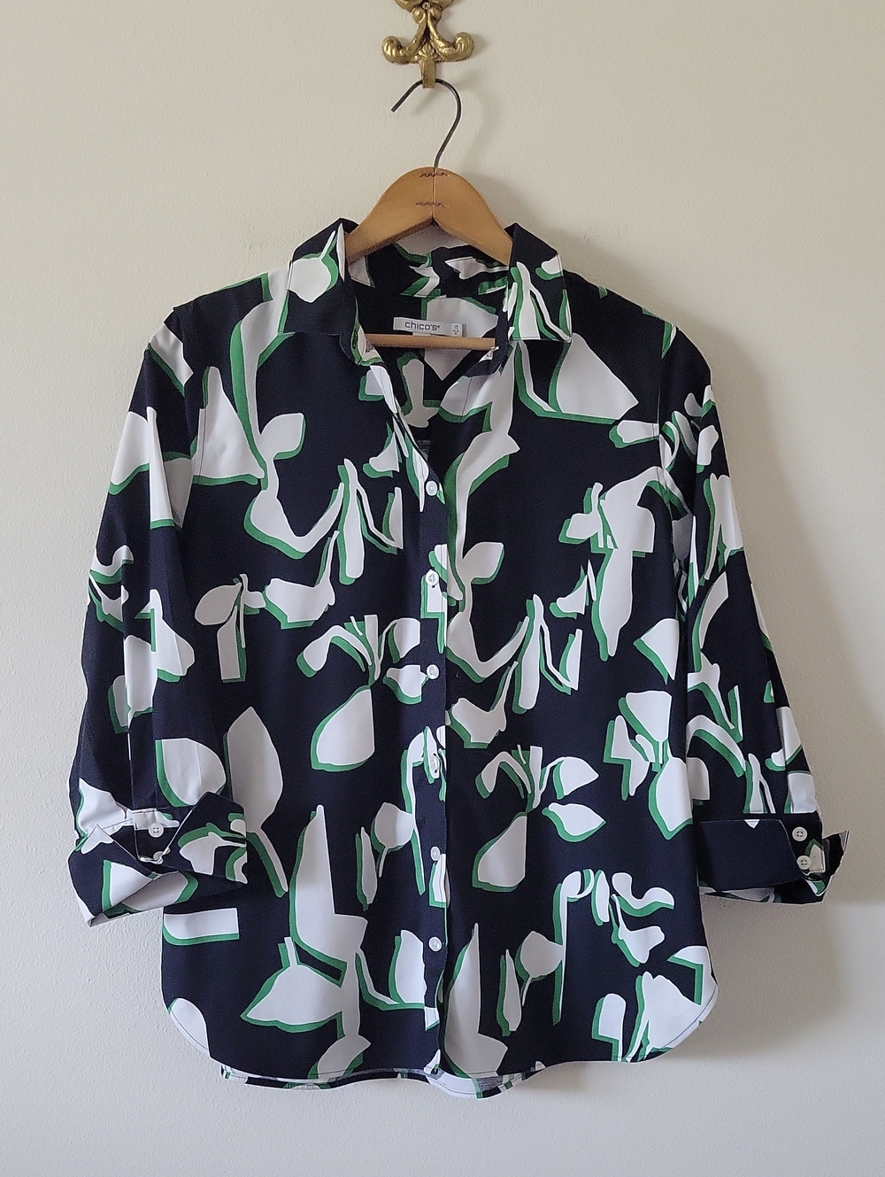 Chico's No Iron Fitted Navy White Button Down Size 10/Medium